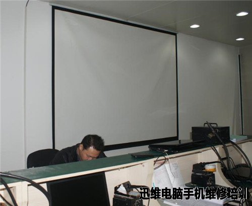 每个教室都采用120寸大幕布，确保老师讲解的PPT和电路图非常清晰地显示