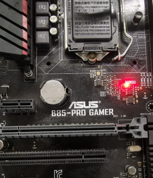 华硕B85-PRO GAME主板CPU风扇一转一停、反复重启维修 图1