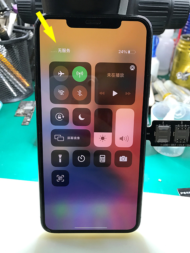 iPhone 11 Pro Max手机插卡无服务通病维修 图1