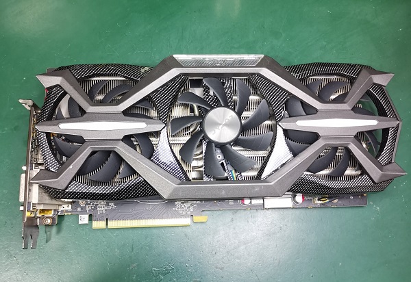 索泰GTX1080-8G D5X显卡进入游戏就白屏维修 图1