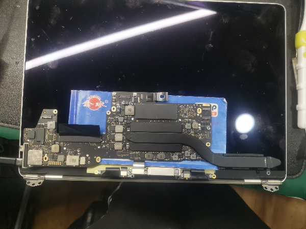 苹果MacBook Pro A1708笔记本暗屏维修 图1